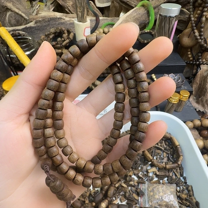 胡***语沉香沉香碎屑海南乌身白棋0.7大21克➕沉香碎屑多样性