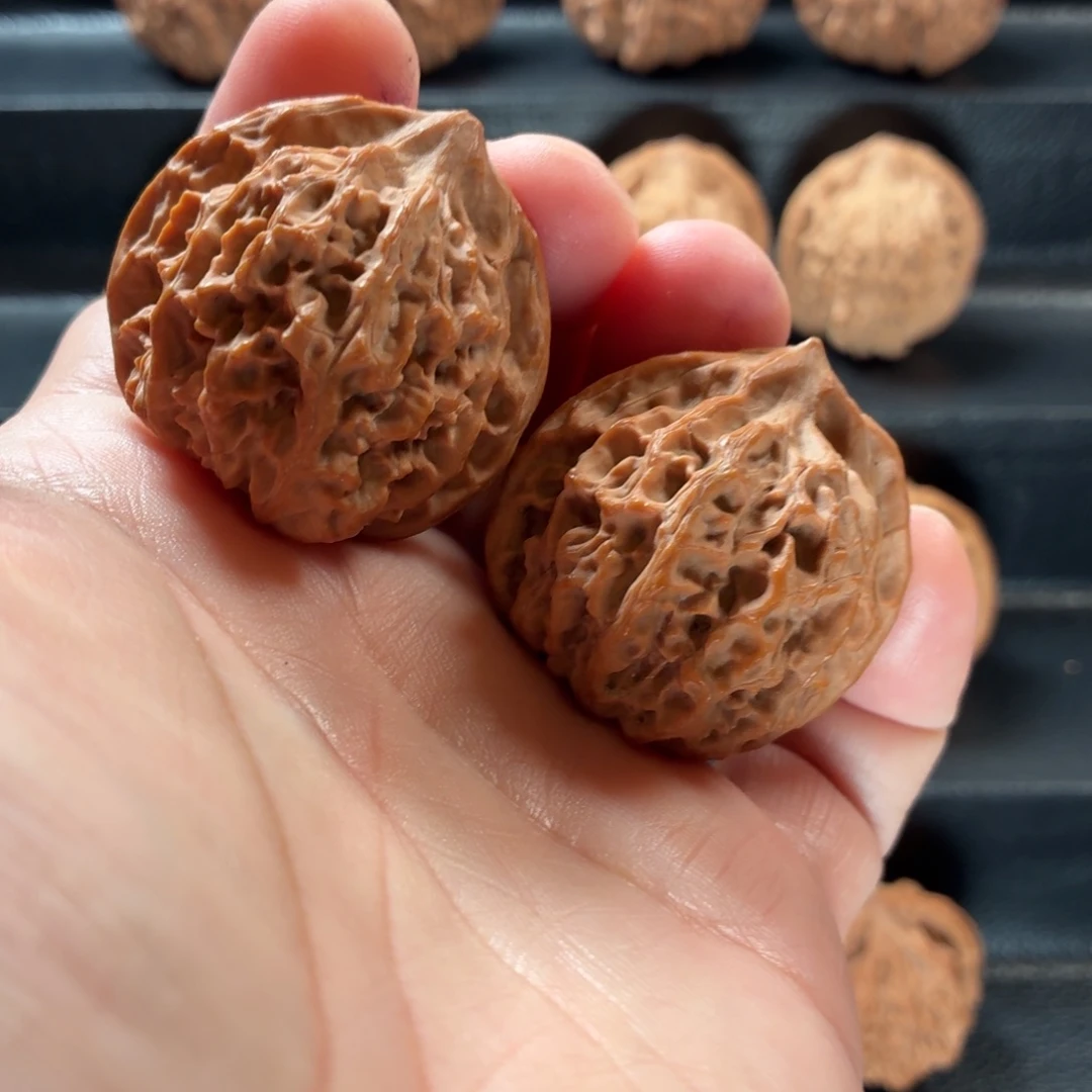 桃核把件野生原树孔雀轻微磕尖39福利