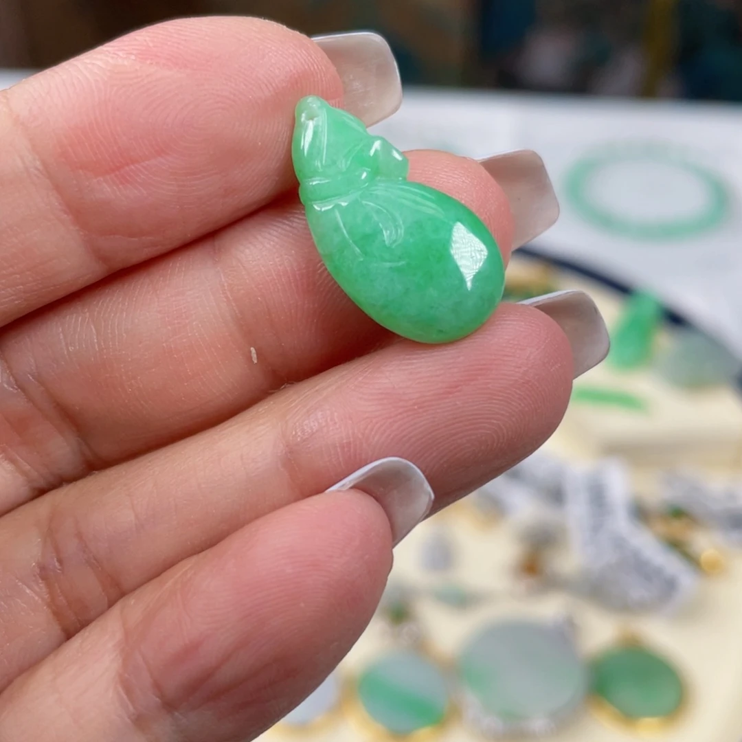 萱***草翡翠未镶嵌颈饰钱袋