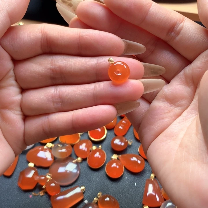 南红玛瑙颈饰18K金镶嵌