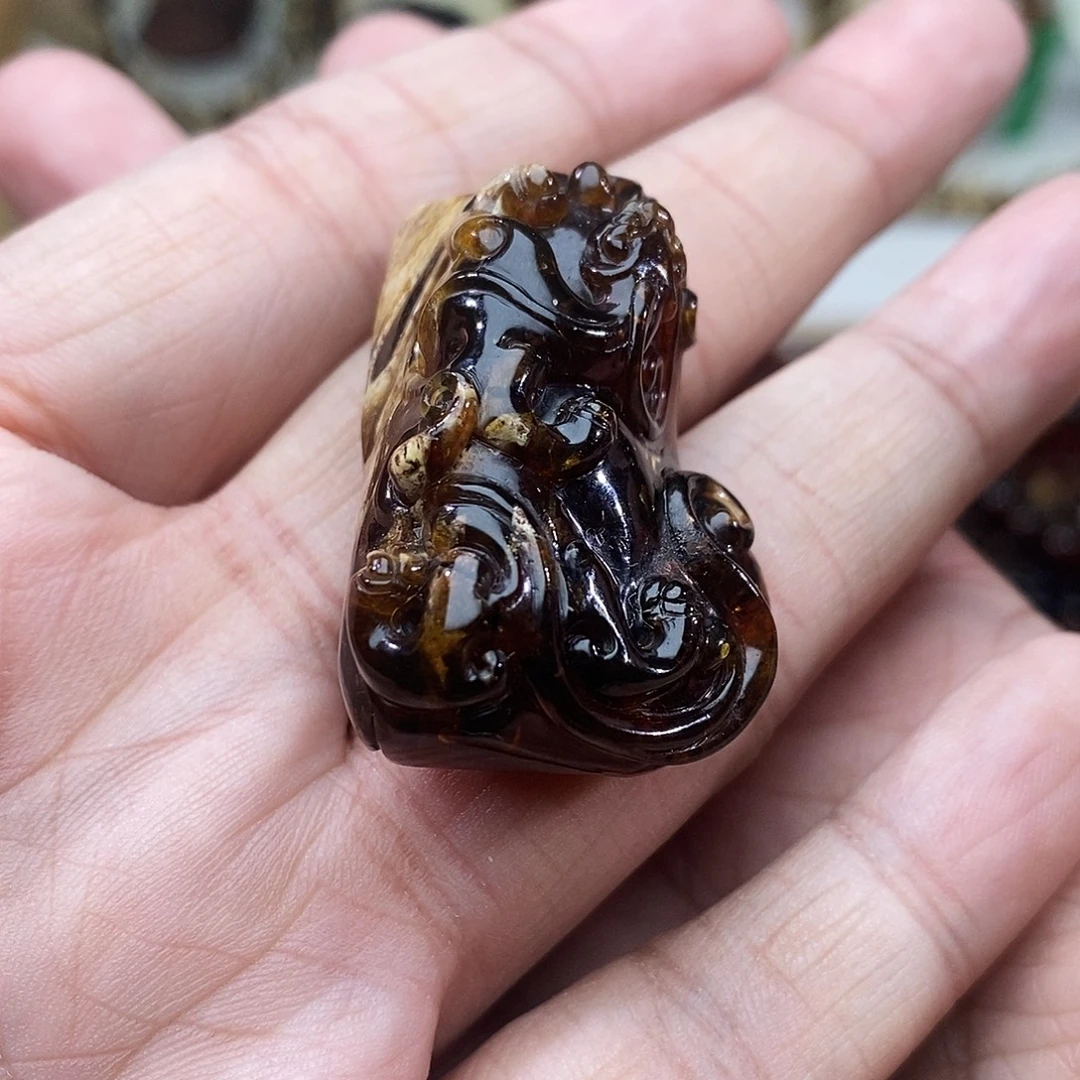 琥珀未镶嵌裸石雕刻