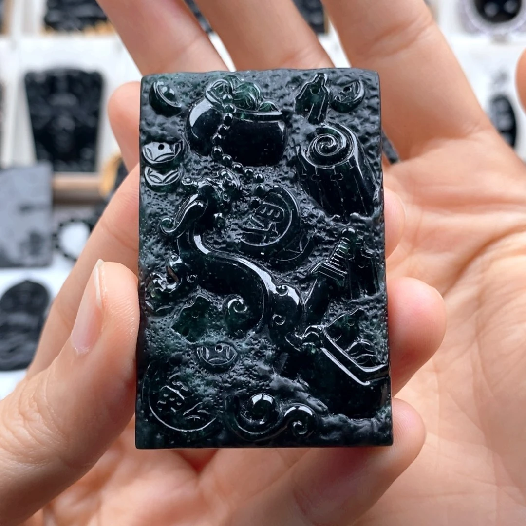 颈饰未镶嵌翡翠三*石八破图