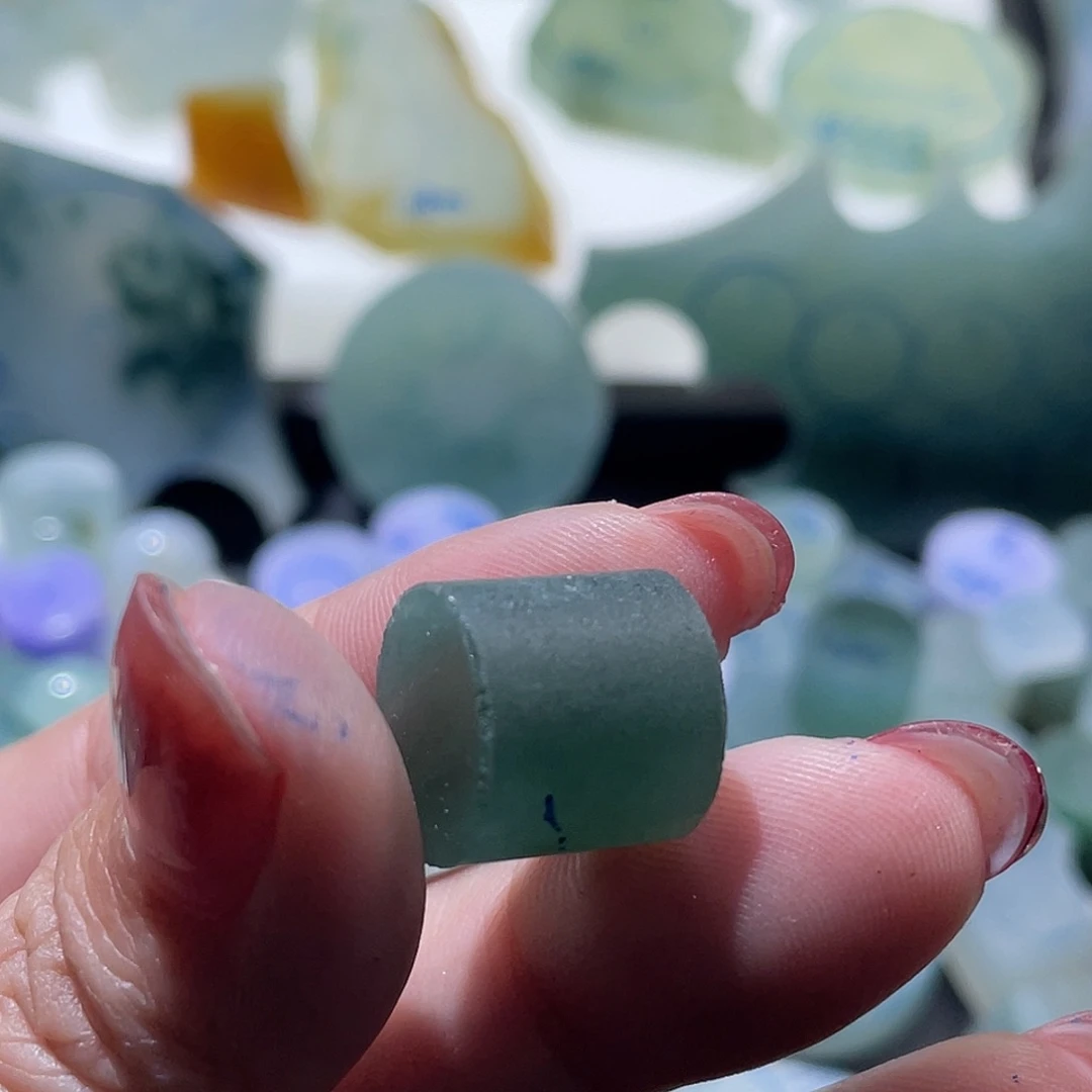 妹***猪定制翡翠未镶嵌瑕疵漏圆珠