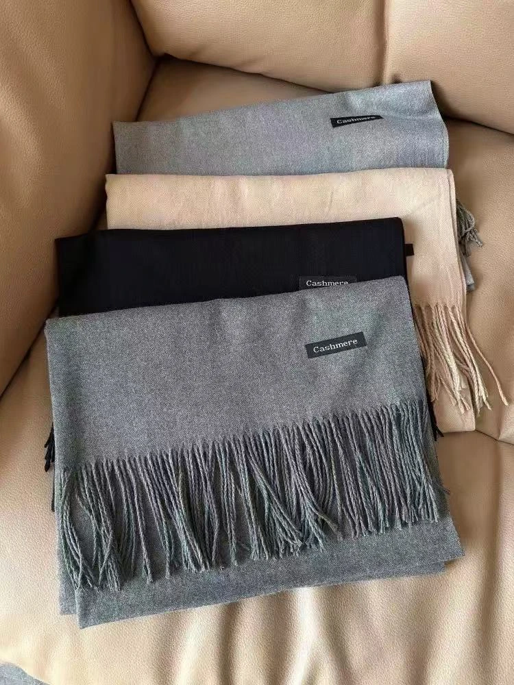 B26-1三色“小字母黑标”流苏围巾