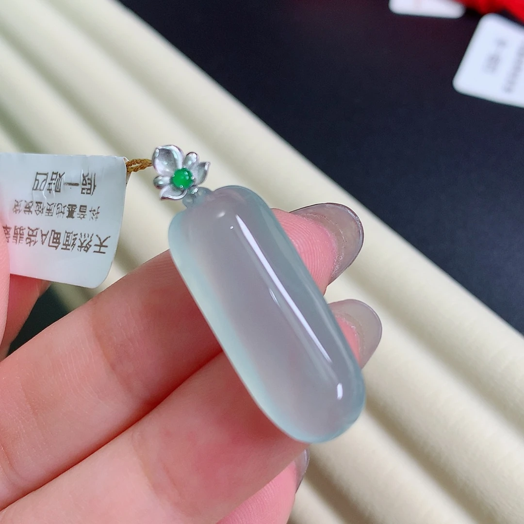 翡翠18K金镶嵌颈饰瓜