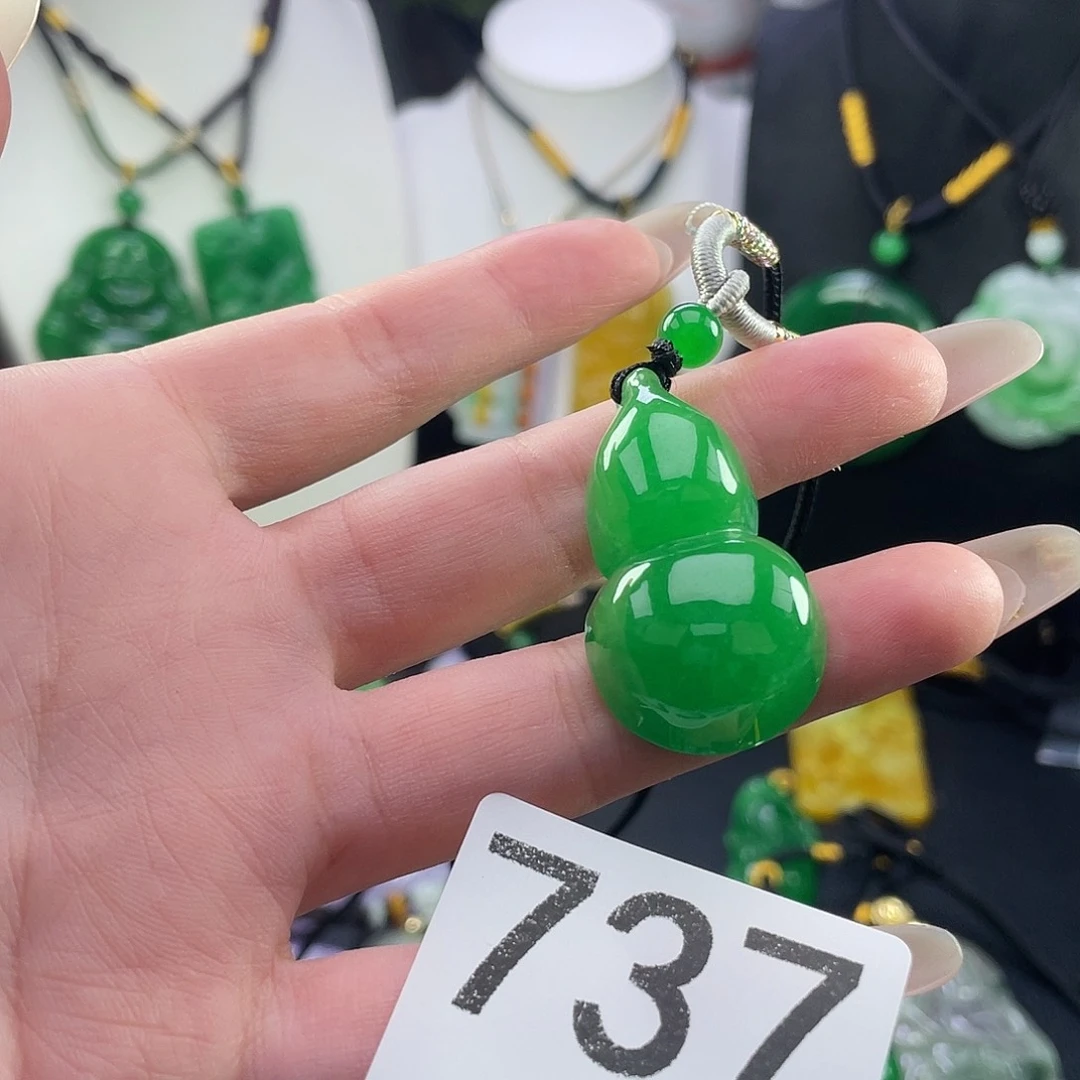 翡翠未镶嵌吊坠(赠链)
