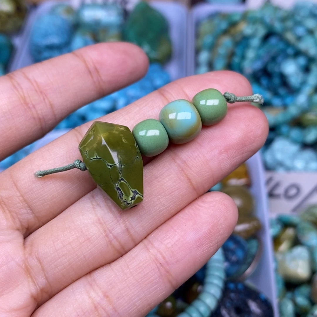 绿松石未镶嵌颈饰