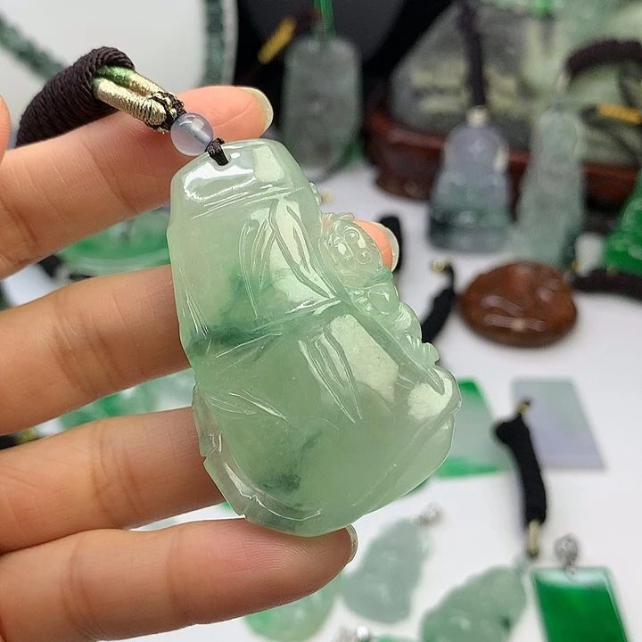 翡翠未镶嵌吊坠(赠链)