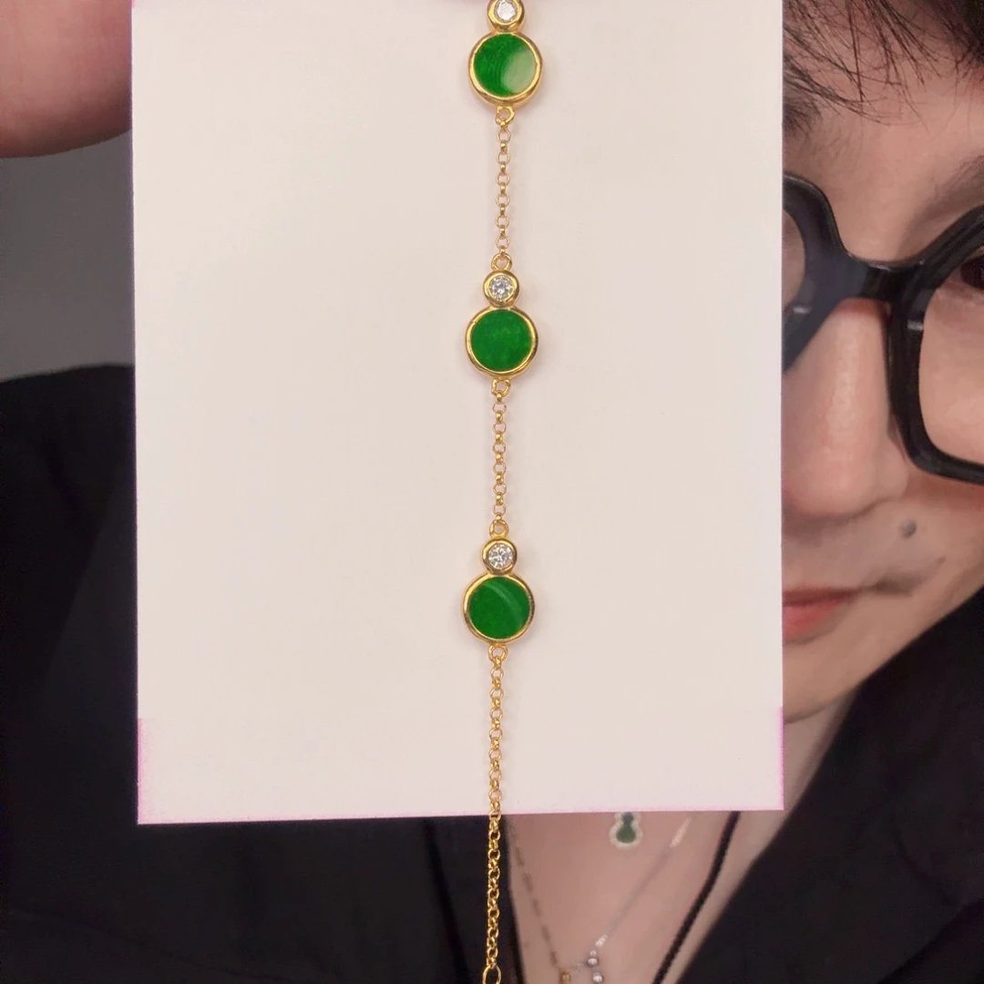 翡翠未镶嵌颈饰一件