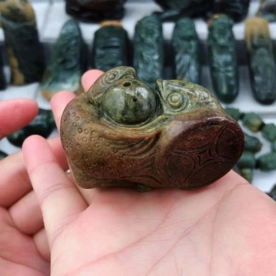 未镶嵌岫岩河磨玉（透闪石质玉）把件