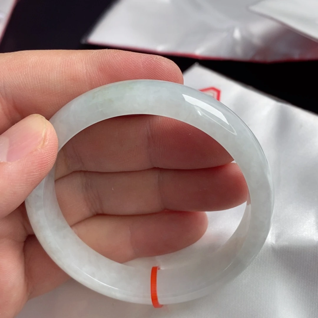 翡翠手镯未镶嵌56圈