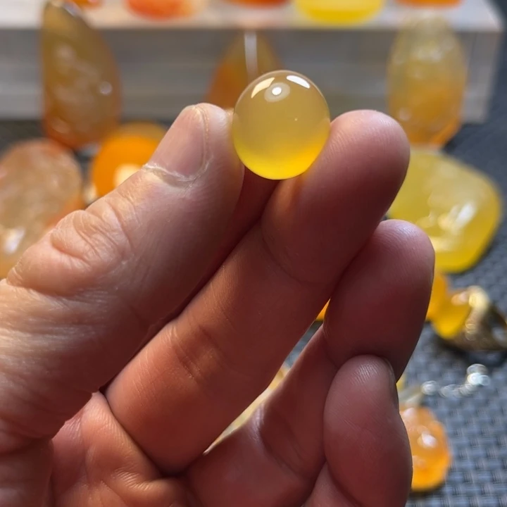 张***哥石英质玉未镶嵌旦面