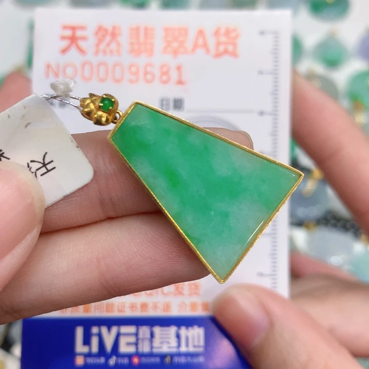 翡翠18K金镶嵌颈饰无事牌