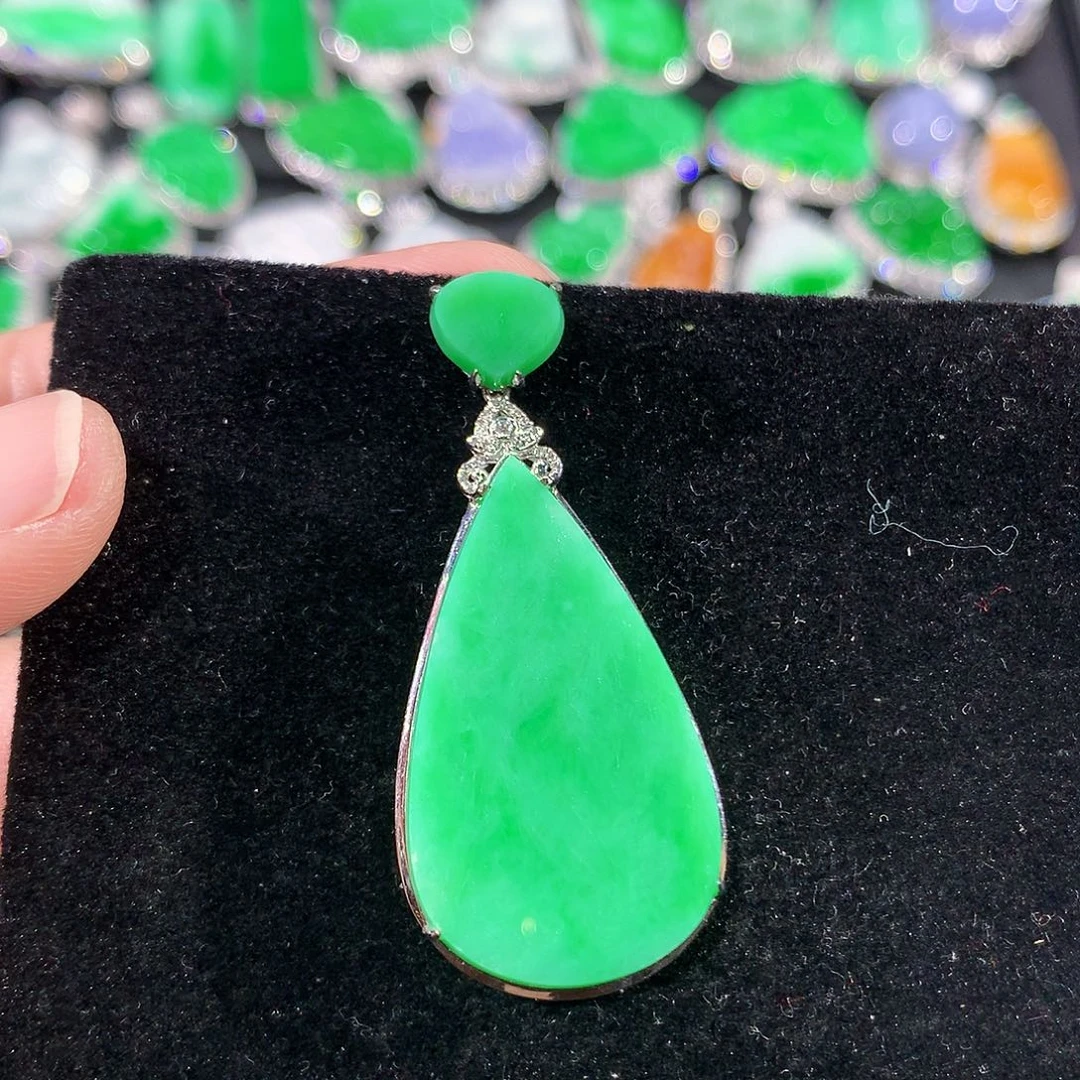 翡翠18K金镶嵌颈饰