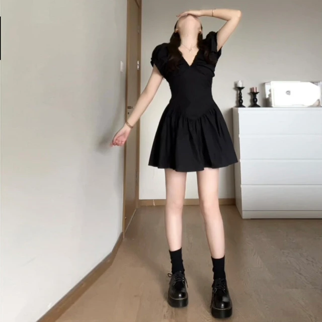 赫本风黑色v领连衣裙子女夏季2025新款法式小个子a字短裙收腰显瘦