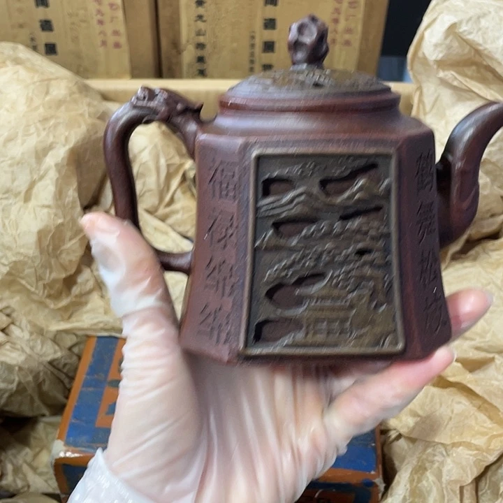 茶壶紫砂原矿泥料手工制作的一把紫砂壶。