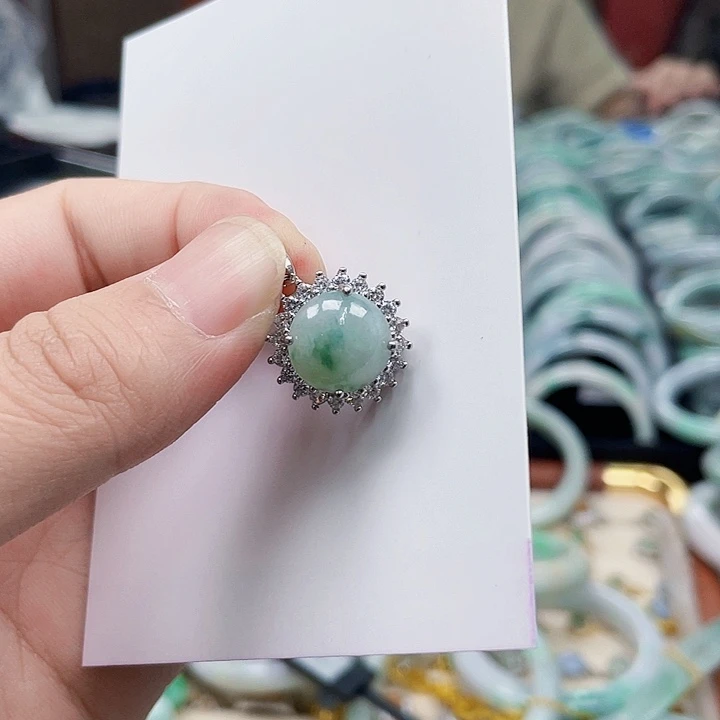 翡翠手镯未镶嵌翡翠