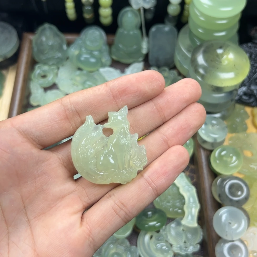 云***曳未镶嵌蛇纹石玉颈饰九尾狐