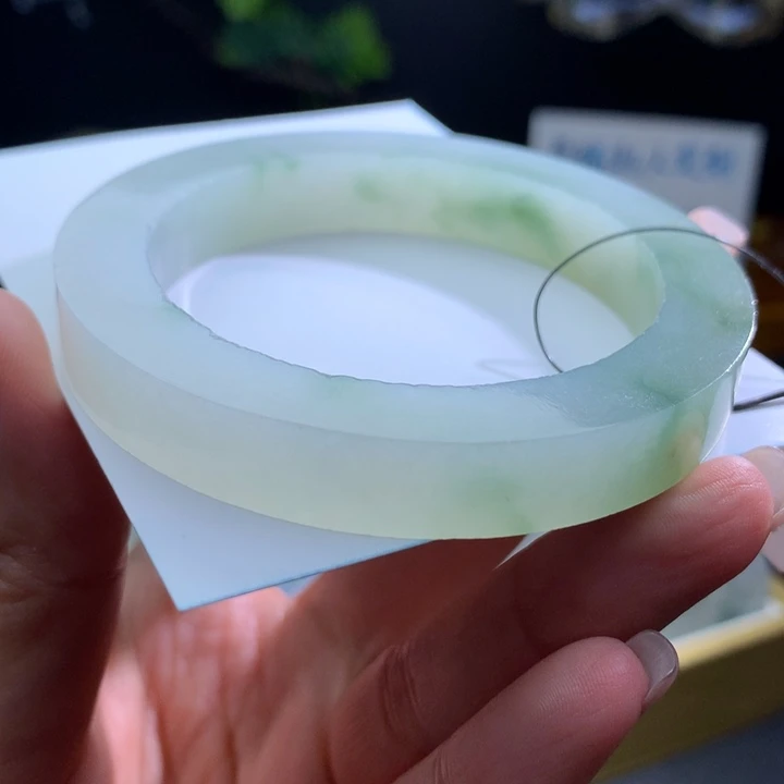 定制翡翠未镶嵌翡翠手镯