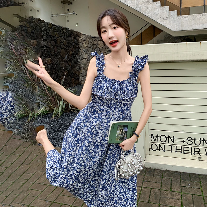 蓝色碎花飞飞袖吊带连衣裙女夏季甜美温柔风减龄少女感法式初恋裙