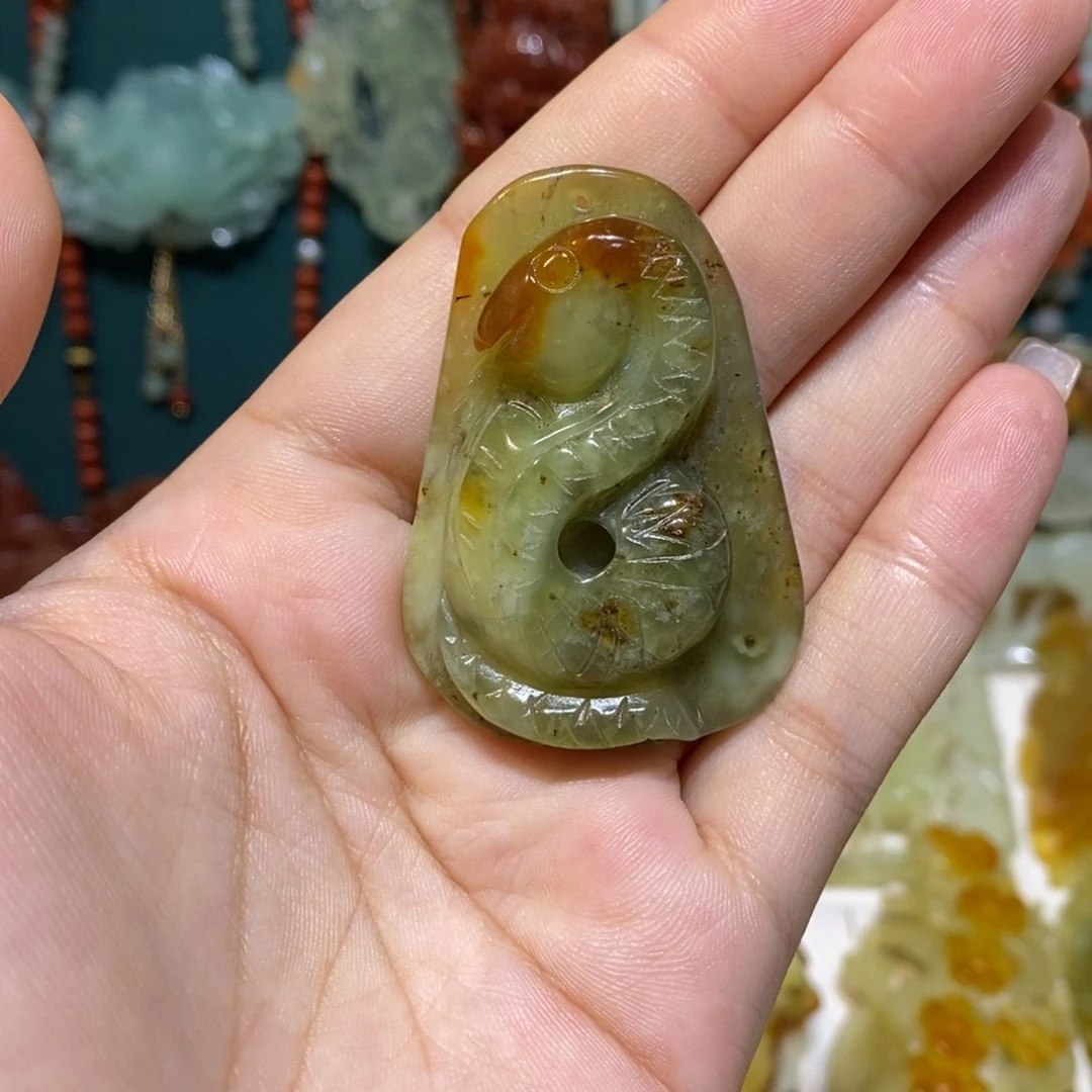 蛇纹石玉未镶嵌颈饰