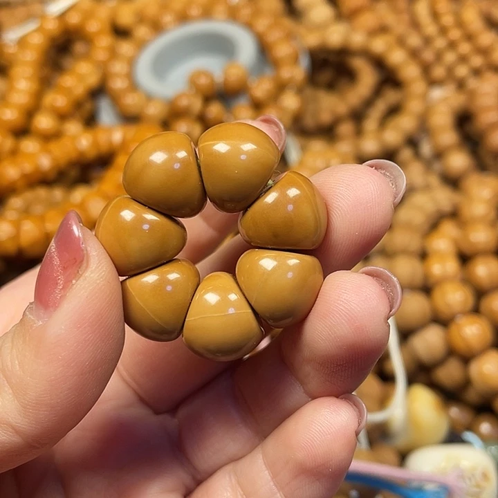 木猴头手捻太阳花。