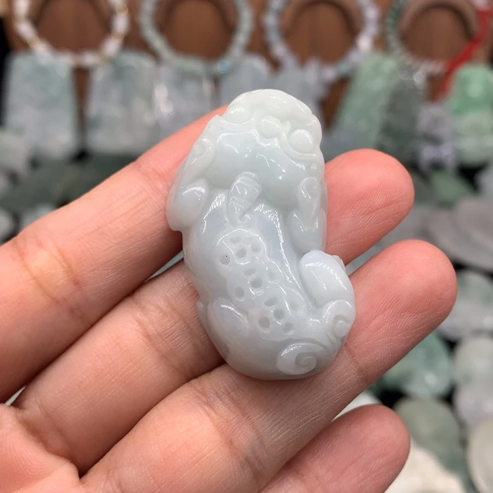 哈***远翡翠未镶嵌颈饰微瑕