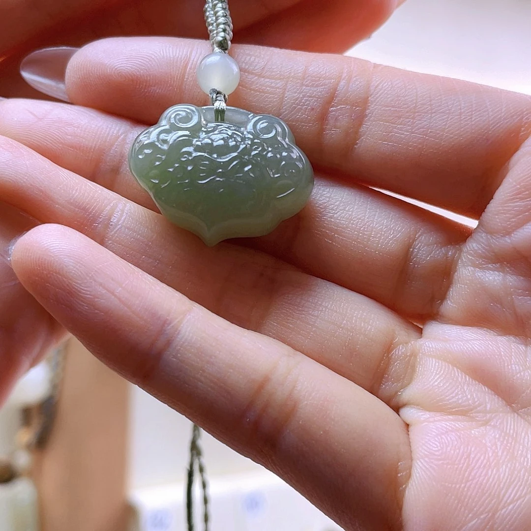 和田玉吊坠(赠链)未镶嵌诶****！