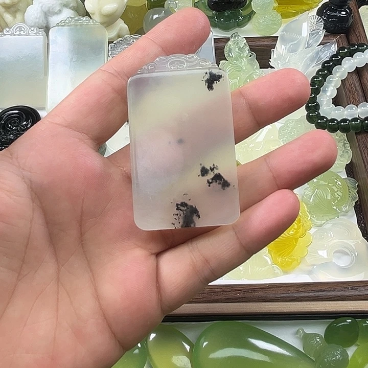 未镶嵌岫玉吊坠(不含链)中****！