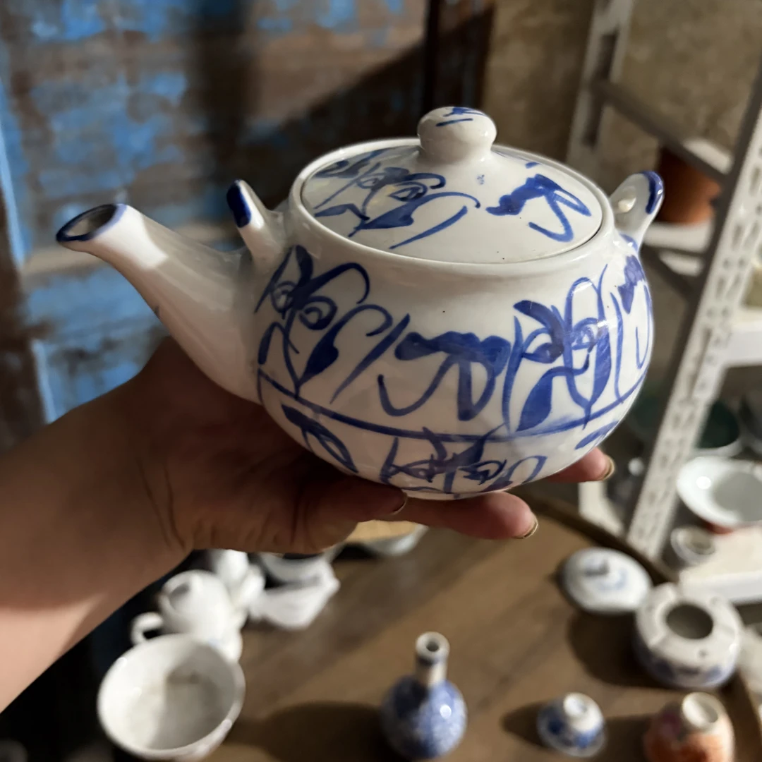 手绘刀字青花提梁壶