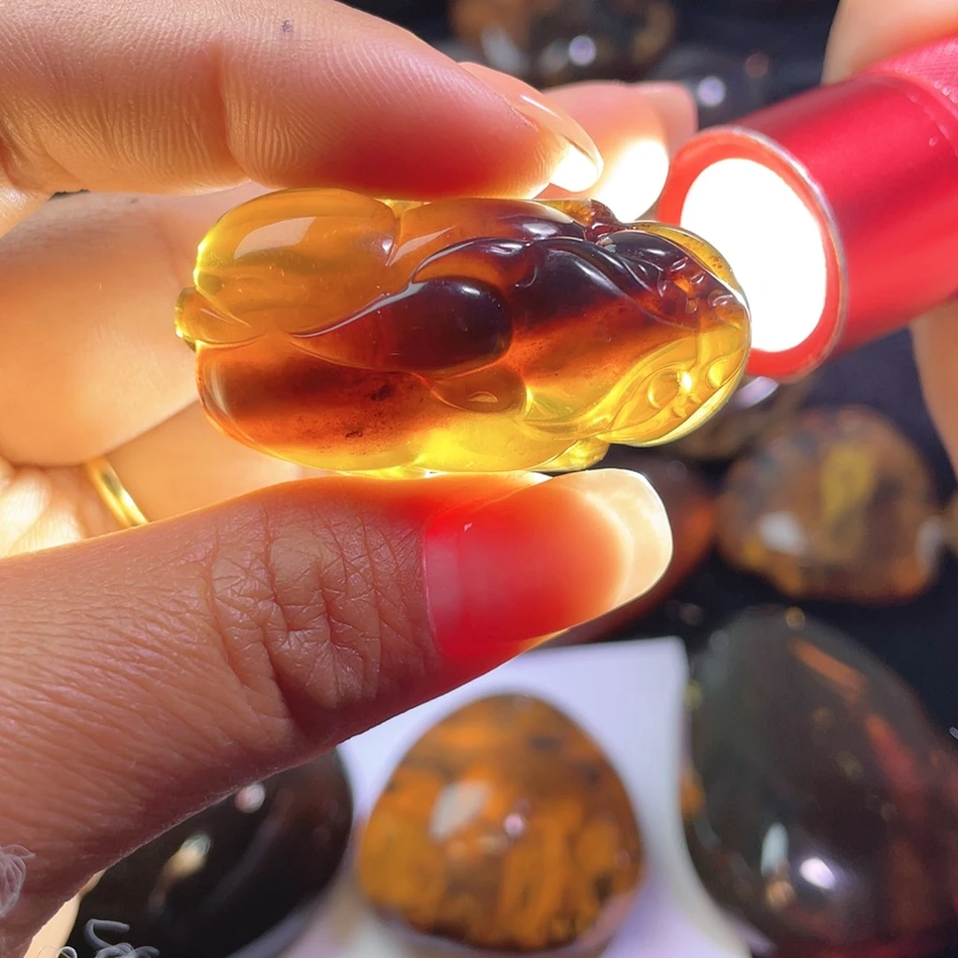 琥珀裸石未镶嵌？