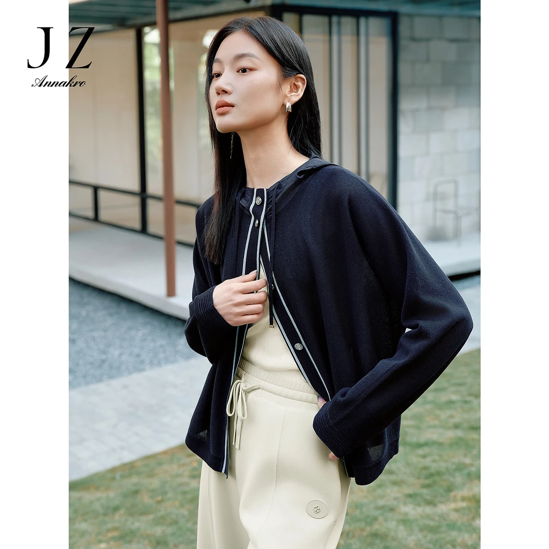 玖姿安娜蔻KWFC30611休闲运动风连帽落肩撞色开衫针织衫女2025春