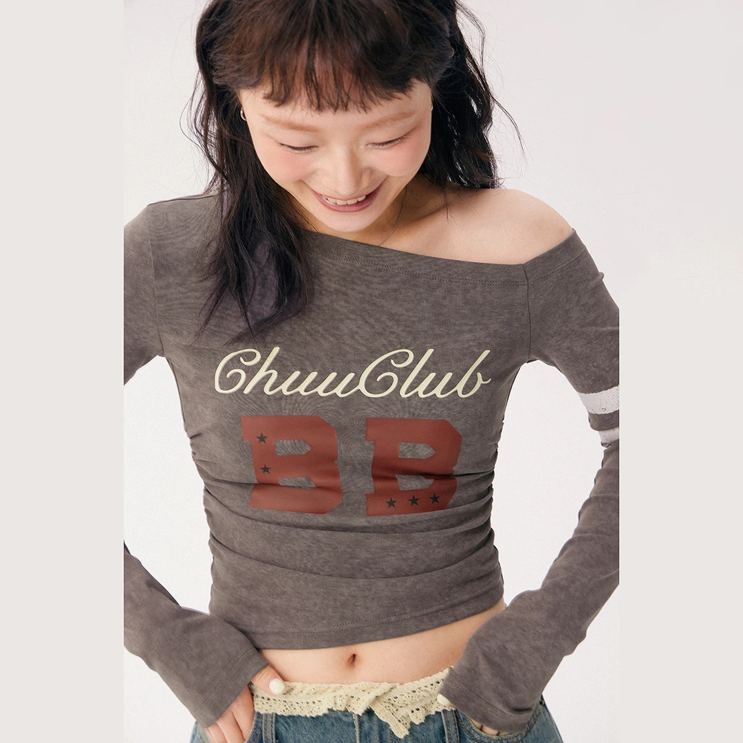 【8】CHUU字母印花抽褶设计斜肩修身长袖短款显瘦T恤FHAB005J