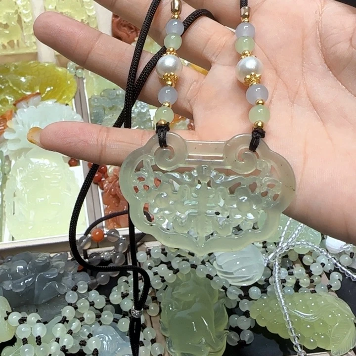 未镶嵌蛇纹石玉吊坠