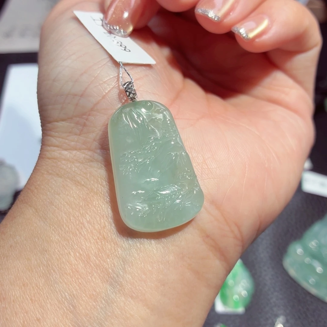 颈饰18K金镶嵌翡翠山水牌