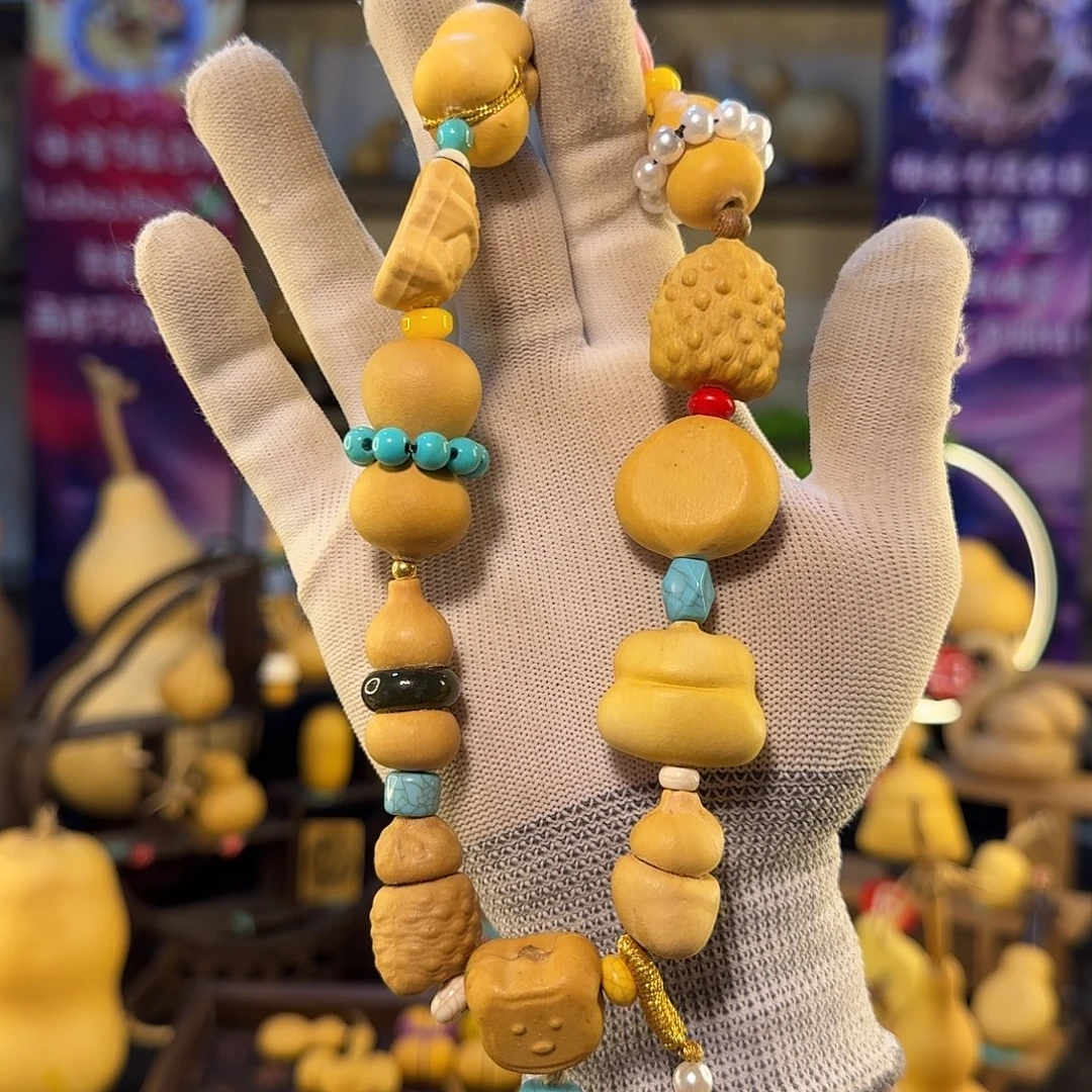 郑****葫芦葫芦手持的小葫芦是什么