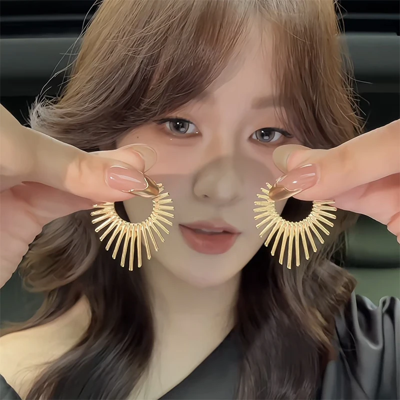 铜合金耳饰 夸张线条感桃心耳扣耳环女高级感轻奢耳钉