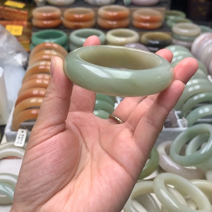 石英质玉（佘太翠）未镶嵌手镯52.5