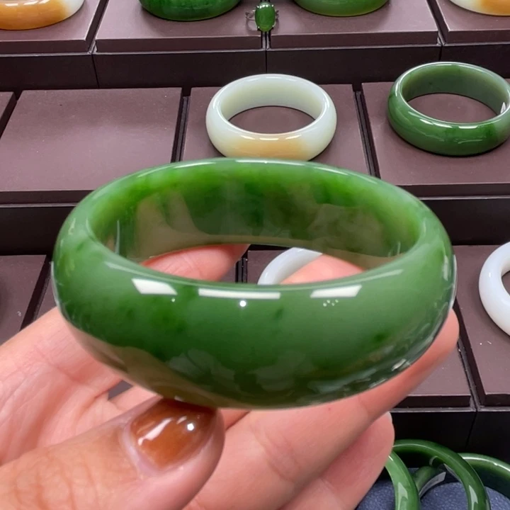 和田玉未镶嵌手镯