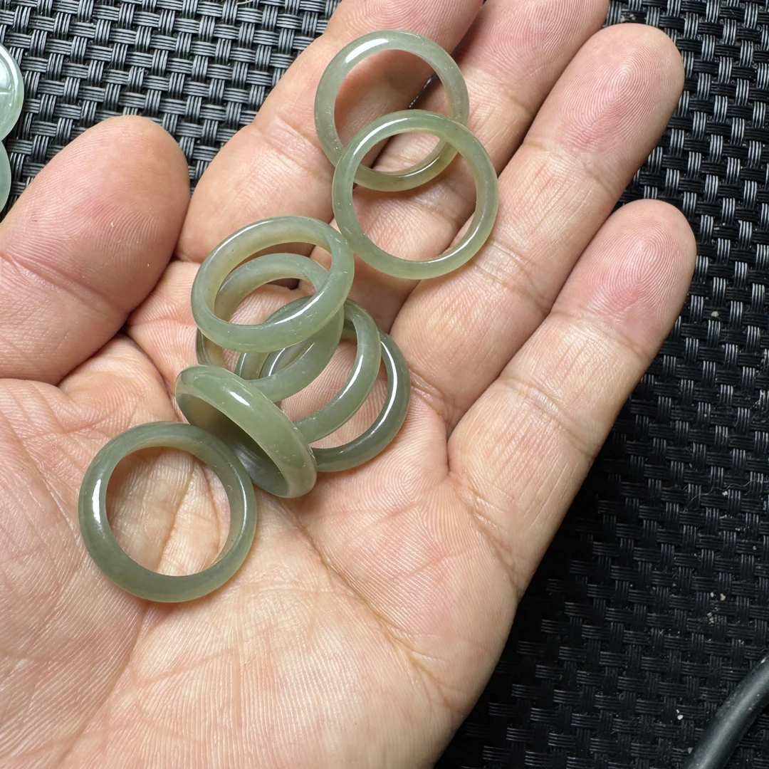 和田玉且末蓝戒圈,圈口齐全,微瑕,挑剔者勿扰