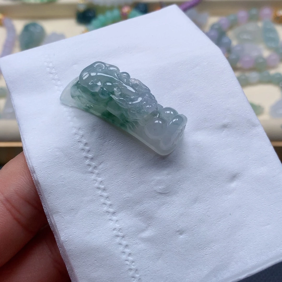 翡翠未镶嵌颈饰闪