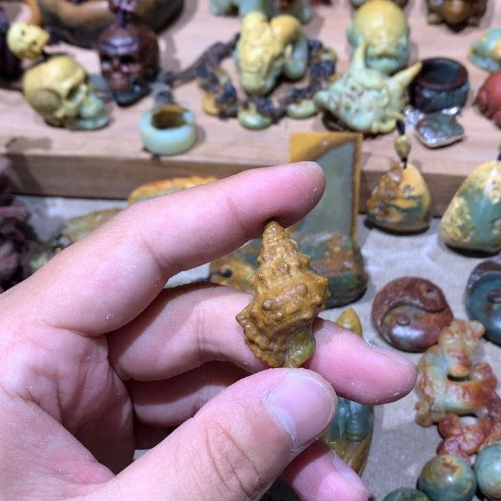 未镶嵌岫岩河磨玉（透闪石质玉）挂件