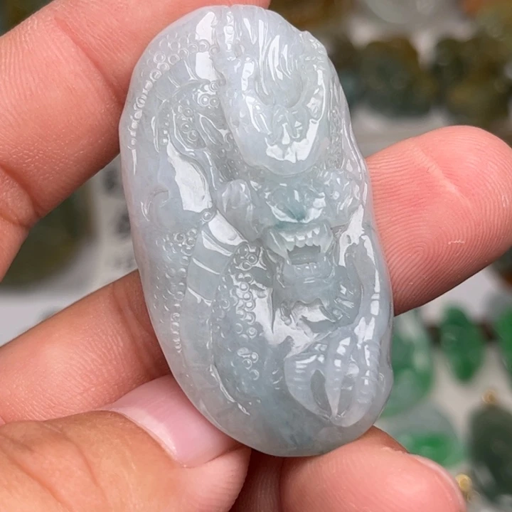 翡翠未镶嵌颈饰龙