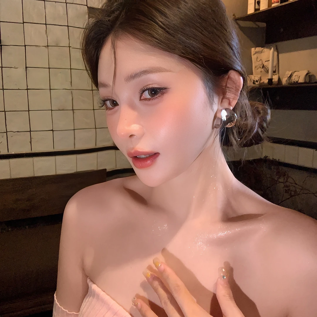 铜合金耳饰 欧美金属不规则凹面耳钉高级感光面宽耳环