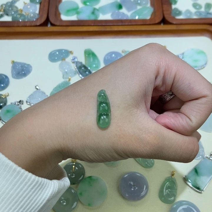 颈饰未镶嵌翡翠豆子