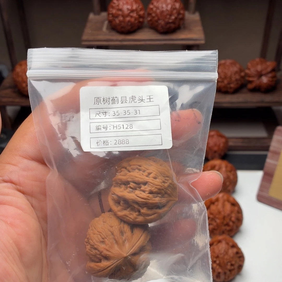 薄***丶文玩核桃吊坠原树虎头王编号128