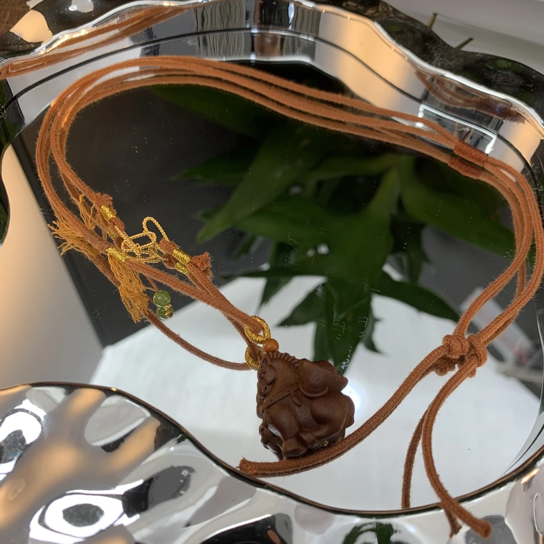 马上有钱老山檀小木马项链 （无证书）多样性发其一 F302