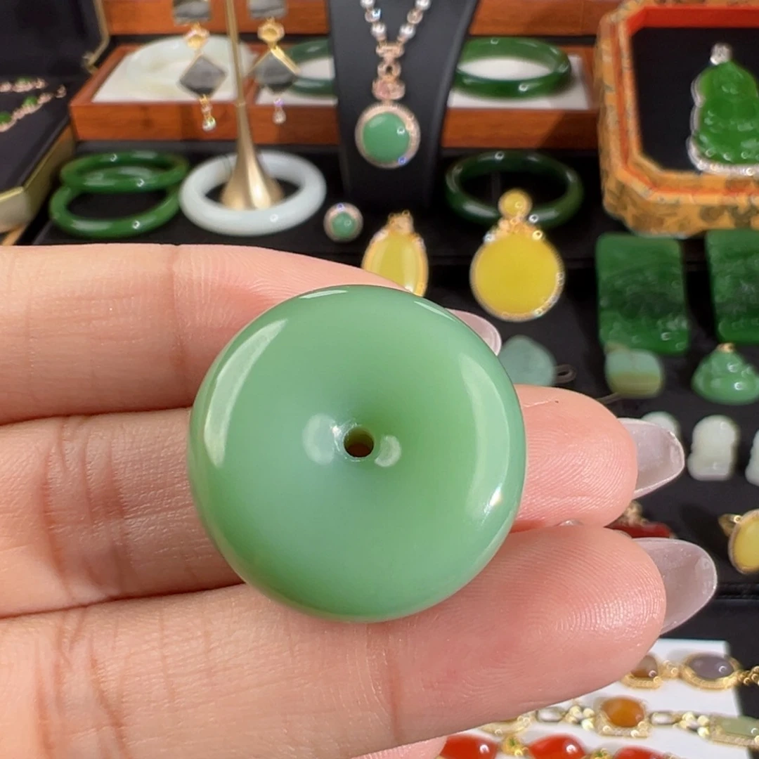 和田玉未镶嵌颈饰知*粉绿平安扣