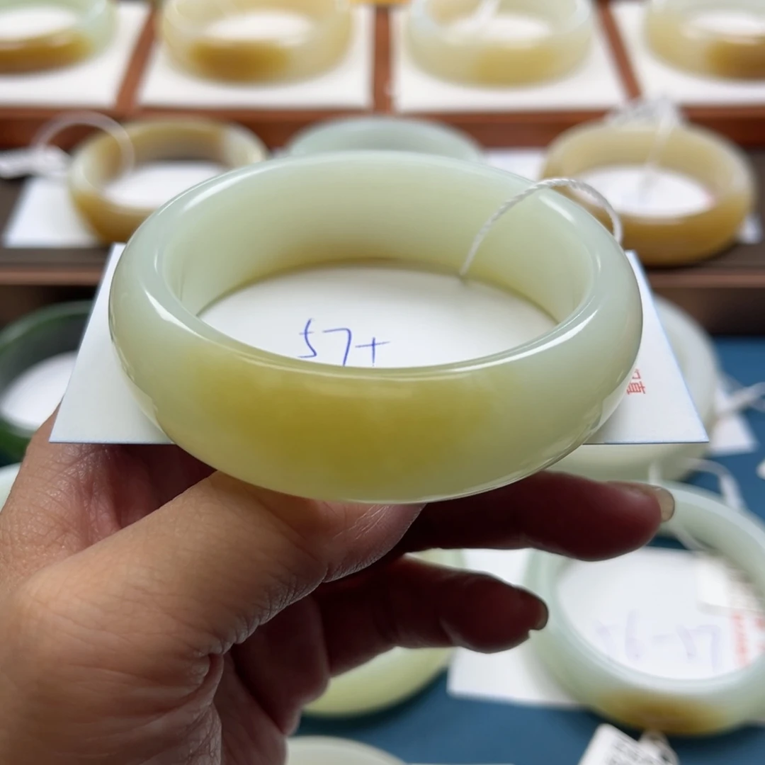 未镶嵌手镯和田玉雯****?