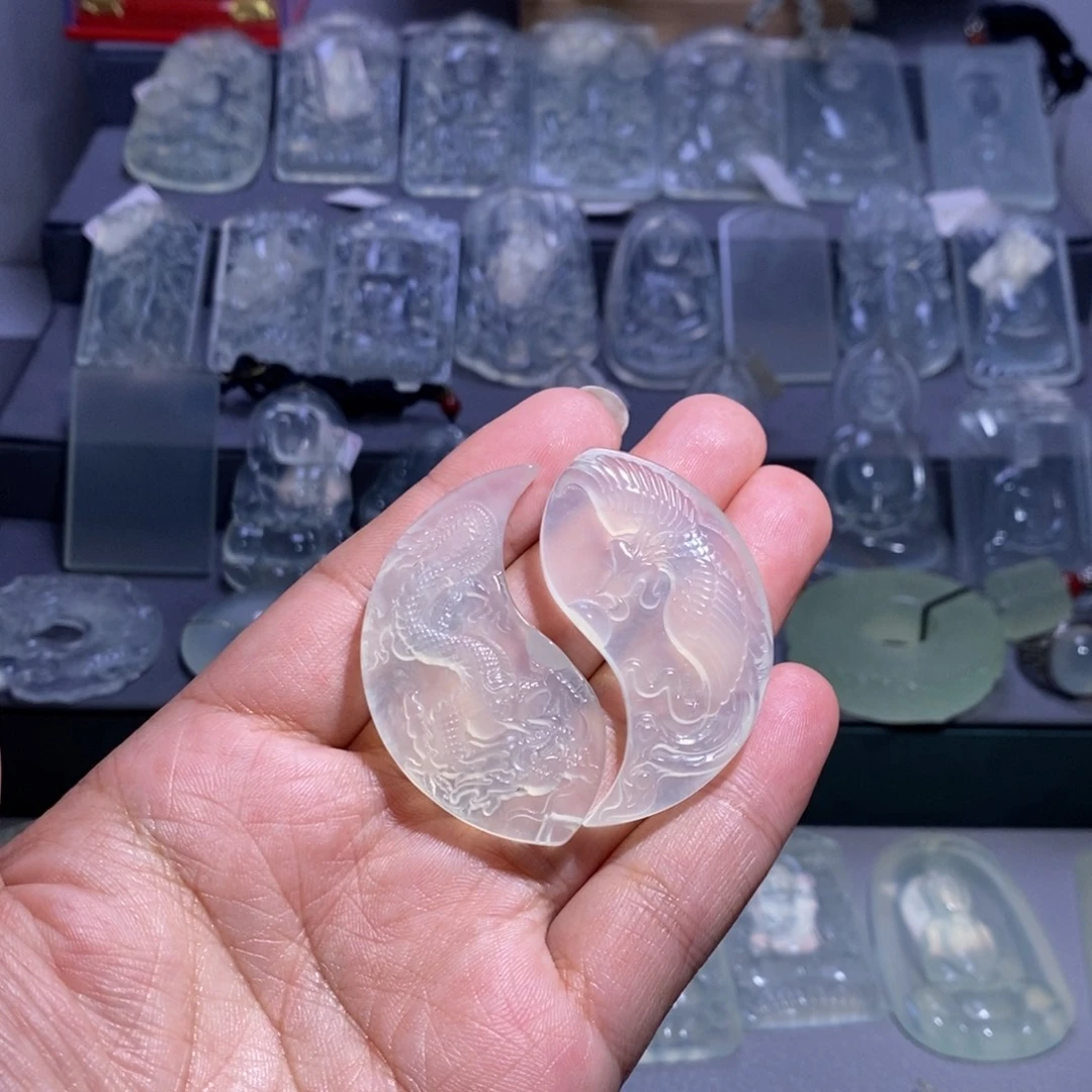 岫玉未镶嵌颈饰龙凤扣